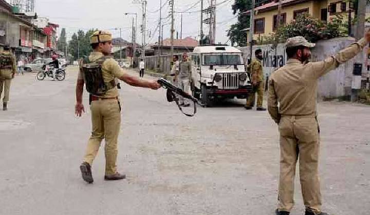 Jammu Kashmir: నగ్నంగా బయటకు వెళ్లొద్దన్నందుకు.. తల్లిని, పొరుగు వారిని చంపిన వ్యక్తి