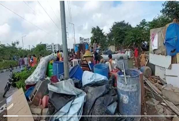 Encroachments Clear: కొండాపూర్‌ లో అక్రమ గుడిసెల తొలగింపు.. ఉద్రిక్తత