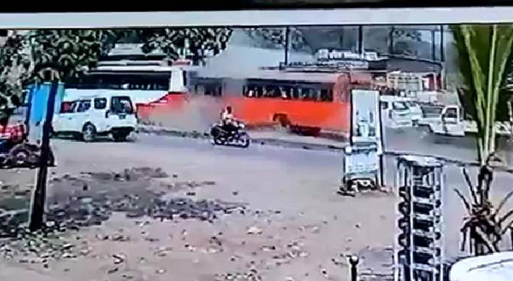 Bus Accident: బ్రేకులు ఫెయిల్..  హైవే పై ఆర్టీసీ బస్సు బీభత్సం