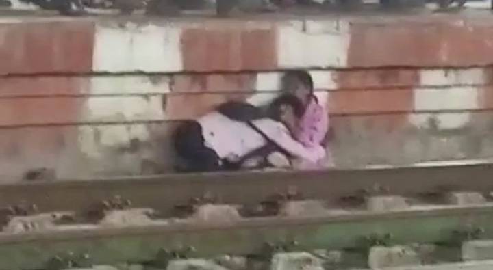 Shocking: అందరూ చూస్తుండగానే రైలు కింద పడిన తల్లి కొడుకులు..
