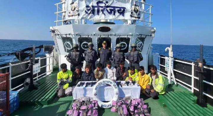 Pakistan Boat: భారీగా ఆయుధాలతో పాక్ ఫిషింగ్ బోటు.. అడ్డుకున్న అధికారులు