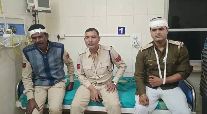 Villagers Attack Police : సారా తయారు చేస్తున్నారని తనిఖీకి పోతే.. తరిమి తరిమి కొట్టారు