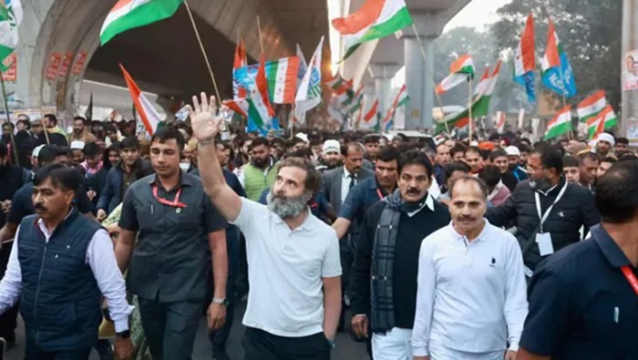 Bharat Jodo Yatra: అంబులెన్స్‌కు దారి ఇచ్చేందుకు యాత్రను నిలిపివేసిన రాహుల్