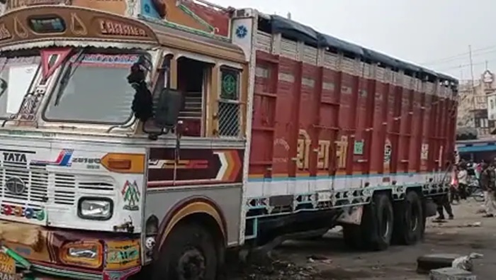 Truck Rams Into People: బస్టాప్‌లో ఉన్న జనాలపైకి దూసుకొచ్చిన ట్రక్కు.. 6గురు దుర్మరణం