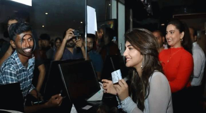 Sreeleela: థియేటర్‌లో టికెట్లు అమ్మిన హీరోయిన్.. ఎగబడిన ప్రేక్షకులు