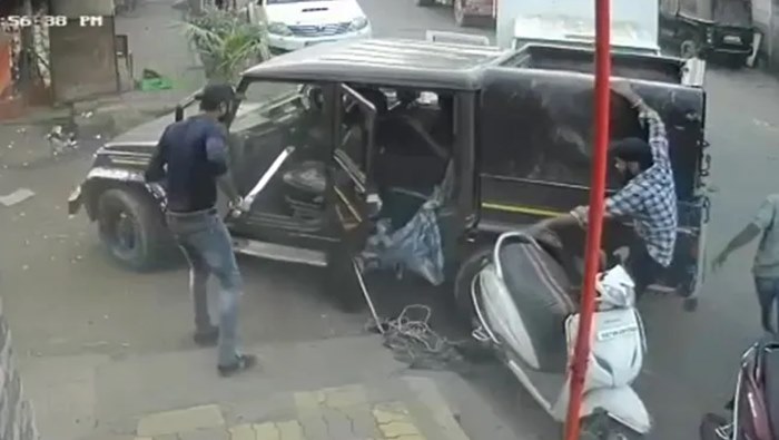 CCTV Video: ”పంది మాంసం” తెచ్చిన తంటా.. కత్తితో దాడి.. సీసీటీవీ వీడియో వైరల్