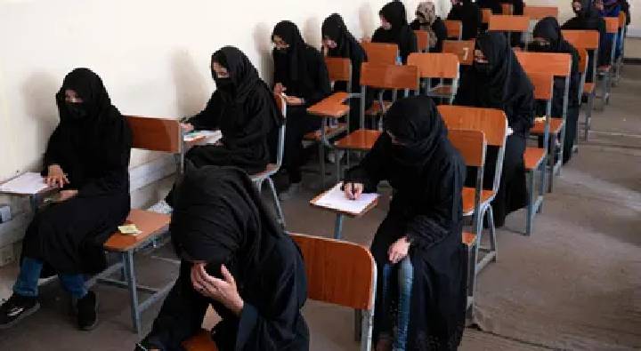 Afghanistan : మహిళలు ఉద్యోగాలు చెయొద్దు.. యూనివర్సిటీల్లో చేరొద్దు.. ప్రభుత్వం ఆదేశాలు