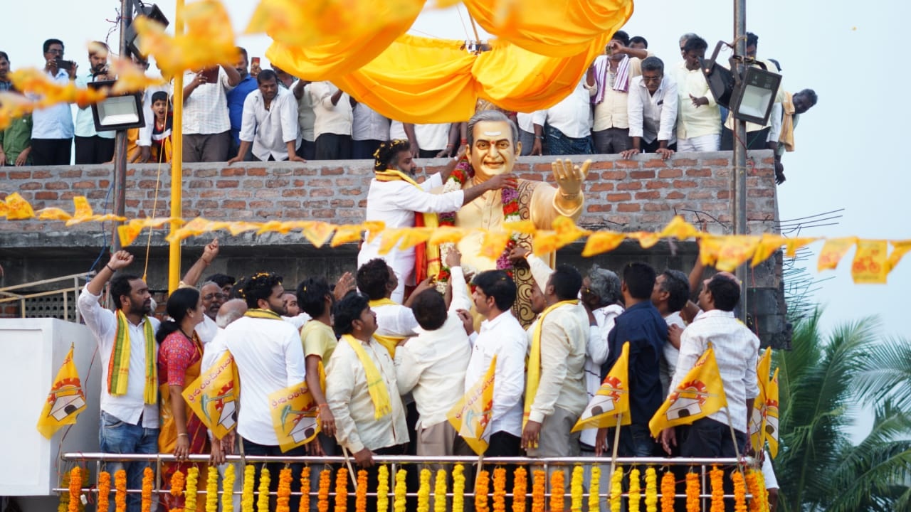 Guntur District: ఎన్టీఆర్ కాంస్య విగ్రహాన్ని ఆవిష్కరించిన తారకరత్న