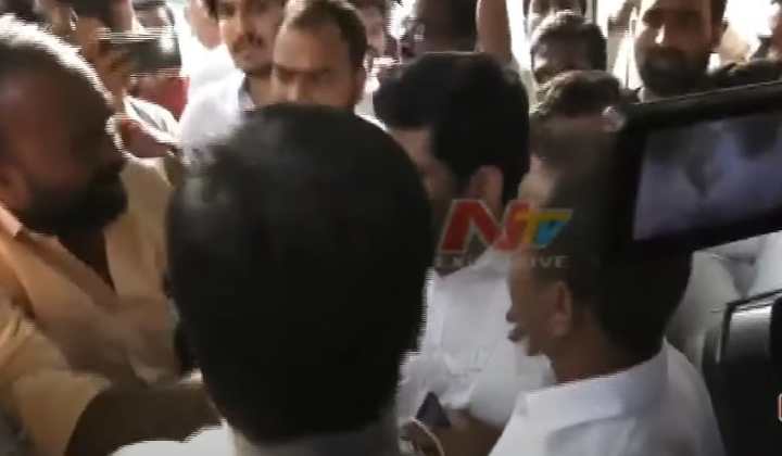 Gandhi Bhavan Hitension: డిగ్గీరాజా సాక్షిగా గాంధీభవన్ లో డిష్యుం డిష్యుం