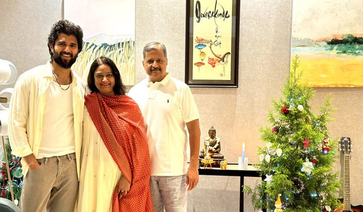 Rowdy Hero: అసలైన మాస్ హీరోలా ఉన్నాడు…