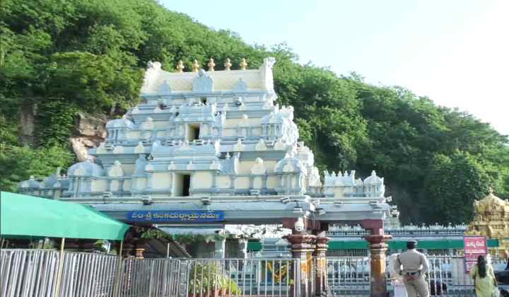 Durga Temple Transfers: బెజవాడ దుర్గమ్మ గుడిలో భారీగా అంతర్గత బదిలీలు