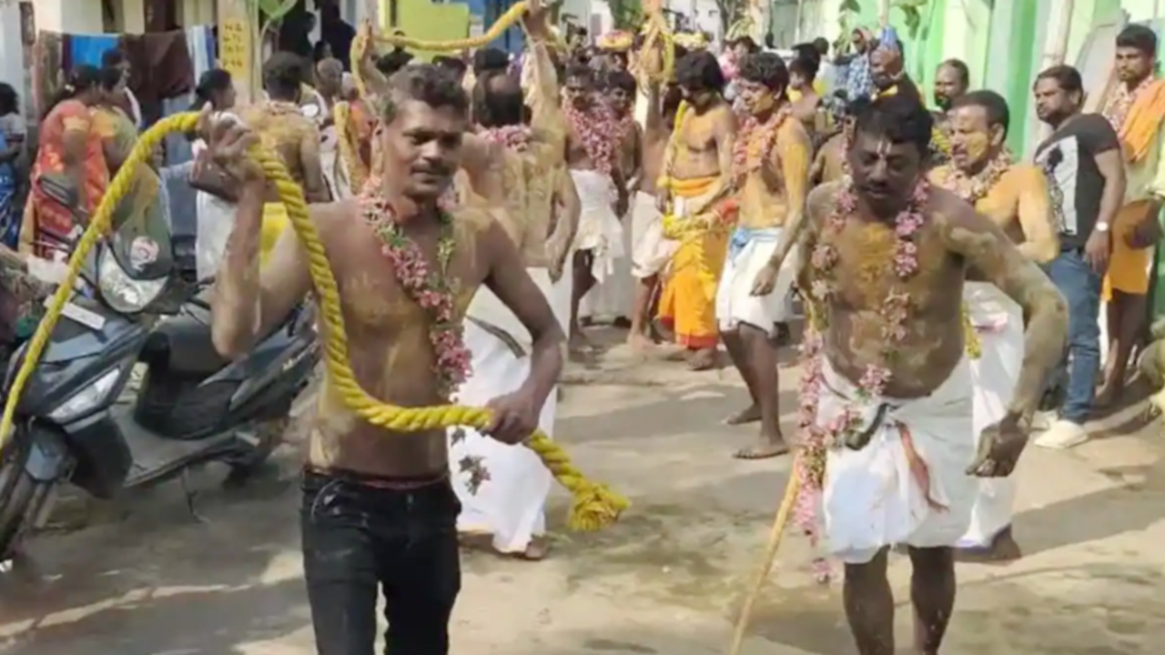 New Festival: ఎంత బాదుకుంటే అంత భక్తి ఉన్నట్లు.. ఇదో కొత్త పండుగ ఎక్కడంటే