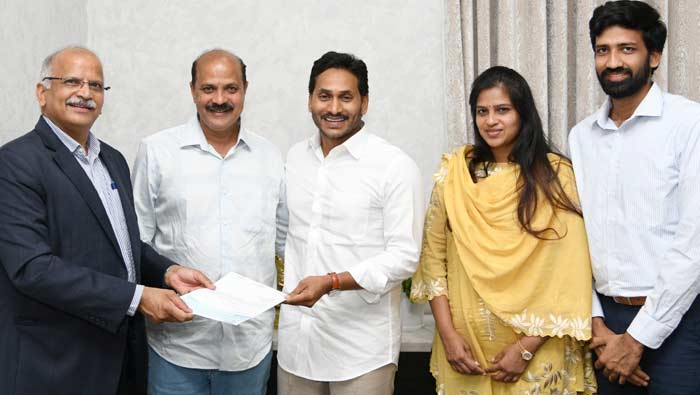 Nadu-Nedu: ‘నాడు-నేడు’కు లారస్‌ ల్సాబ్స్‌ భారీ విరాళం