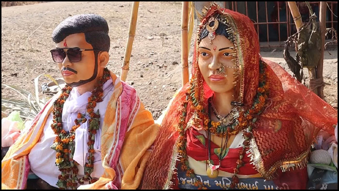 Lovers Statue Marriage: బొమ్మలకు పెళ్లి.. నేటి తరం లైలా-మజ్నుల కథ