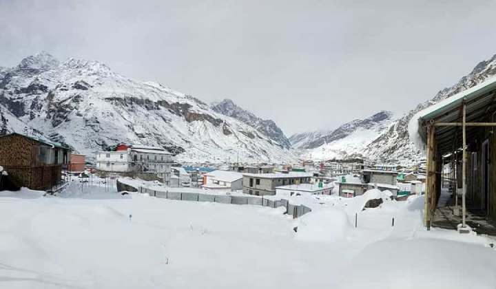 Snow Fall At Badrinath: బద్రినాథ్ ని ముంచేసిన మంచు.. జనం ఇబ్బందులు