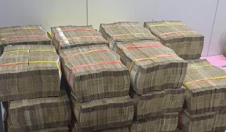 West Bengal: తృణమూల్ కాంగ్రెస్ ఎమ్మెల్యే ఇంట్లో భారీగా నగదు..