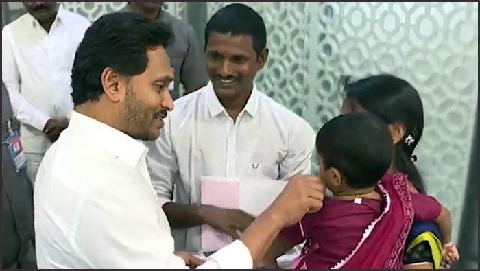 YS Jagan Mohan Reddy: కోలుకుంటున్న ఆ చిన్నారి.. ఆశీర్వదించిన సీఎం జగన్