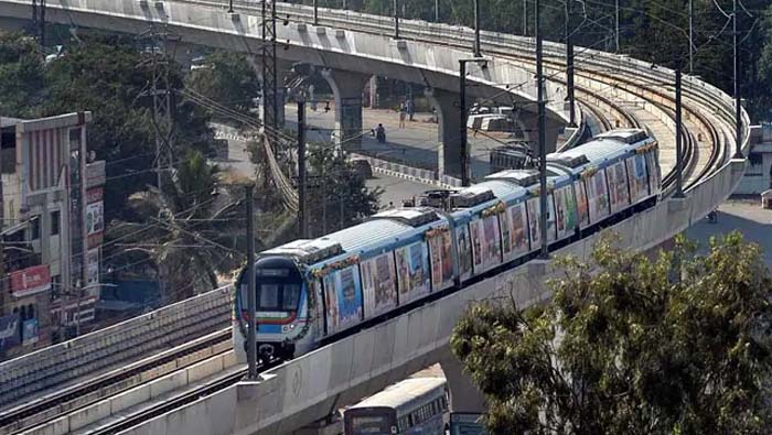 Metro Staff: ట్రైన్ యాక్సిస్ మాత్రమే ఇస్తాం.. విధులకు హాజరుకాకపోతే తొలగిస్తాం