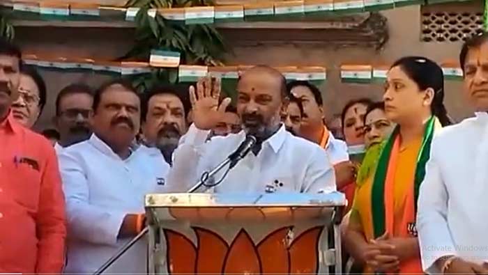 Bandi Sanjay : కేసీఆర్‌కు ఈ దేశంలో జీవించే ‘నైతిక హక్కు’ లేదు