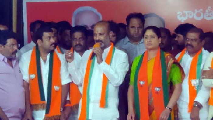 Bandi Sanjay : విజయశాంతికి ఈ పార్టీనే చివరి మజిలీ