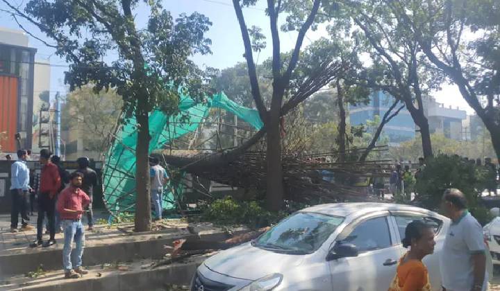 Metro Pillar Collapse: బెంగళూర్ లో విషాదం.. కూలిన మెట్రో పిల్లర్..తల్లీబిడ్డ మృతి