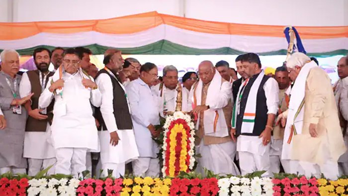Congress Bus Yatra: కర్ణాటకలో కాంగ్రెస్ ‘బస్ యాత్ర’.. సీఎం బొమ్మైని కీలుబొమ్మ అంటూ..