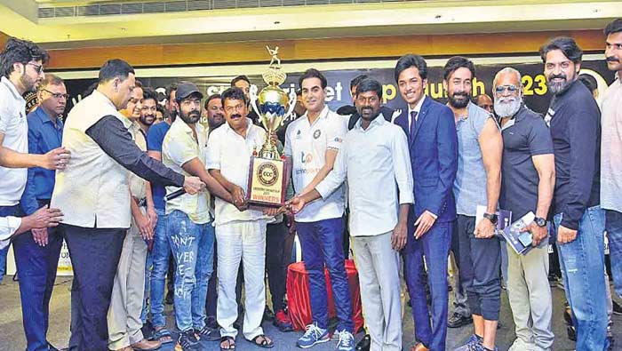 Crescent Cricket Cup: టాలీవుడ్‌ వర్సెస్‌ బాలీవుడ్.. హైదరాబాద్‌ వేదికగా సినీస్టార్ట్స్‌ క్రికెట్‌ మ్యాచ్‌
