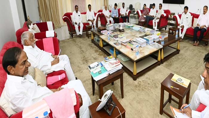 CM KCR : దేశ ప్రజలు కష్టార్జితం కార్పోరేట్ స్నేహితులకు కట్టబెడుతున్నారు