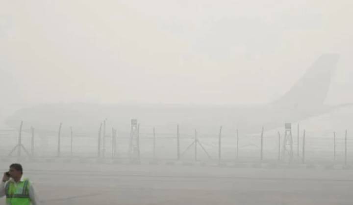 Delhi: ఢిల్లీ దట్టంగా పొగమంచు.. 40కి పైగా విమానాలు ఆలస్యం