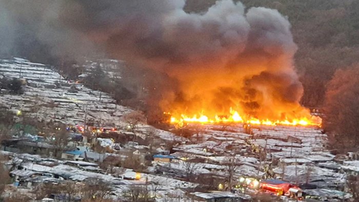 Massive Fire: మురికివాడలో భారీ అగ్నిప్రమాదం.. 40 ఇళ్లు దగ్ధం