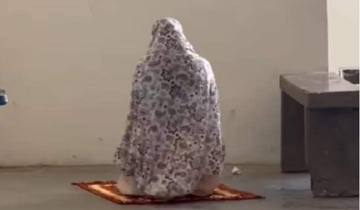 Gujarat: క్యాంపస్‌లో విద్యార్థి నమాజ్.. యూనివర్సిటీ కఠిన ఆదేశాలు