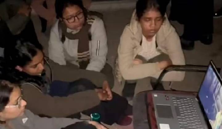 JNU: జెఎన్‌యూలో మోదీ డాక్యుమెంటరీ రగడ.. ఏబీవీపీ, ఎస్ఎఫ్ఐల మధ్య ఉద్రిక్తత