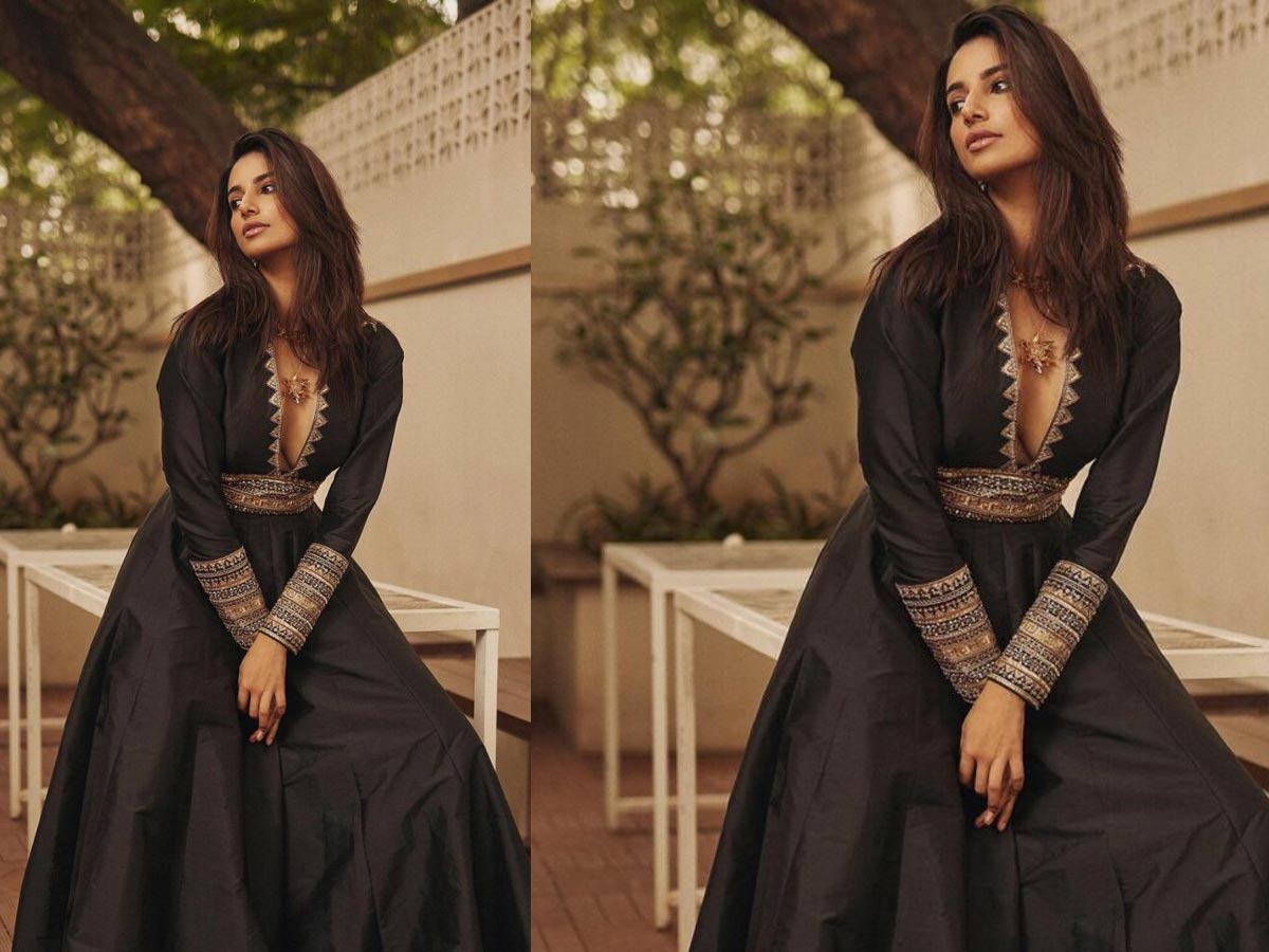 Meenakshi Chaudhary: హిట్ 2 భామ క్లివేజ్ షో తో హీటెక్కిస్తోందే