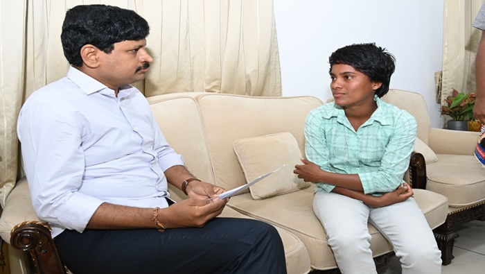 MP Santosh Kumar: కిలిమంజారోను అధిరోహించనున్న బానోత్‌ వెన్నెల.. ఎంపీ జోగినపల్లి అభినందన