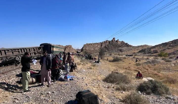 Pakistan: బలూచిస్తాన్ లో బాంబు పేలుడు.. పట్టాలు తప్పిన ట్రైన్.. 15 మంది..