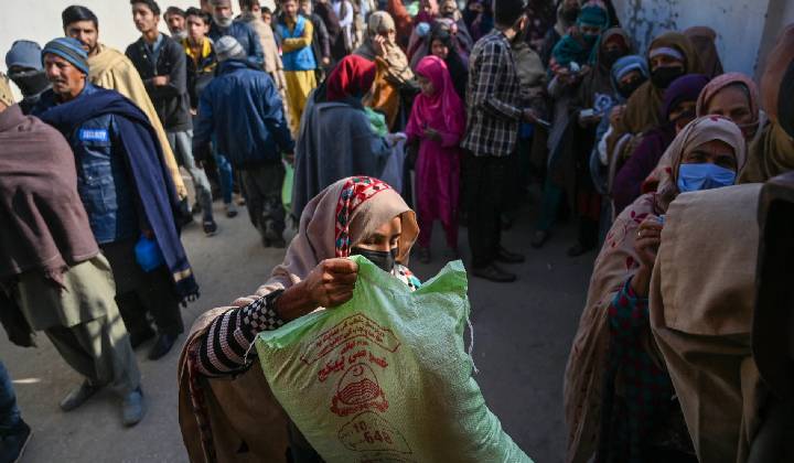 Pakistan Crisis: గోధుమ పిండి ట్రక్కు వెంట వందలాది బైకులు..తిండి కోసం కొట్టుకుంటున్న పాక్ ప్రజలు