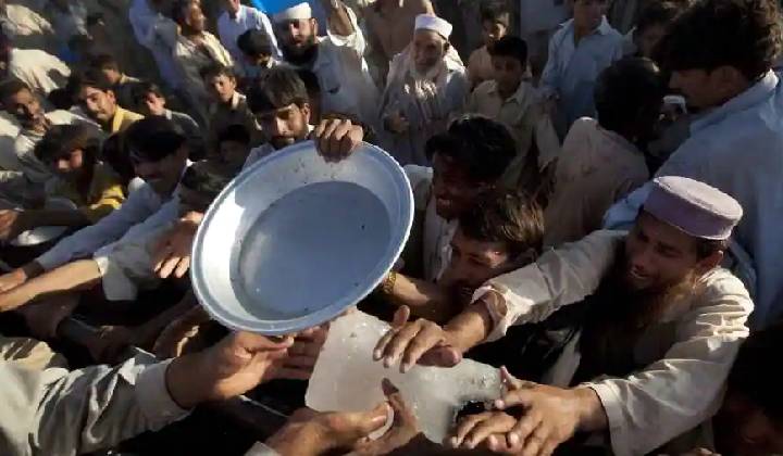 Pakistan Economic Crisis: గడ్డి తినైనా అణుబాంబు తయారు చేస్తామన్న పాక్.. ఇప్పుడు నిజంగా గడ్డి తినే పరిస్థితే వచ్చింది..