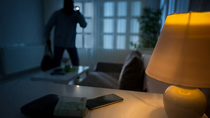 Robbery : సంక్రాంతికి ఊరెళ్లి వచ్చే సరికి.. ఇల్లు ఖాళీ..