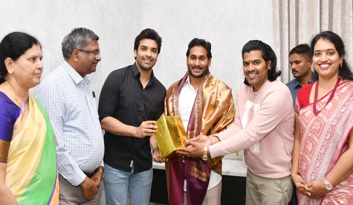 Sirivennela: సీఎంను కలిసిన సిరివెన్నెల కుటుంబం