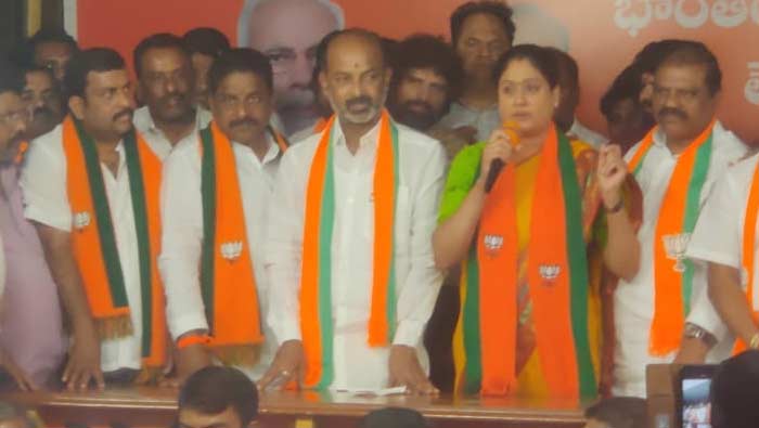 Vijayashanti : సమైక్య వాద నాయకులు తెలంగాణ అడ్డుకున్నారు… నేను శత్రువు అయ్యాను