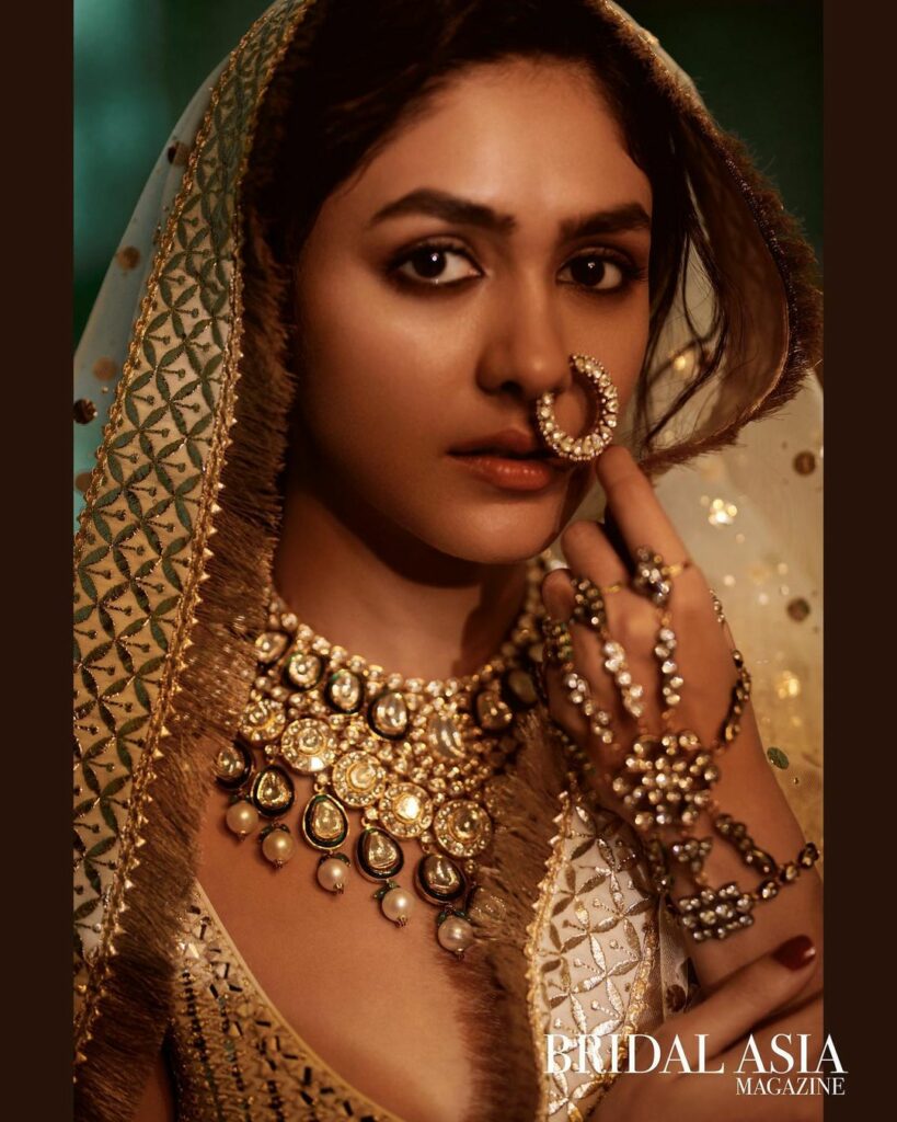 Mrunal Thakur (13)