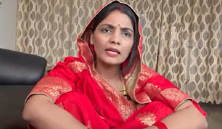 Neha Singh Rathore: యోగితో అట్లుంటది.. ప్రభుత్వంపై సెటైరికల్ సాంగ్.. సింగర్‌కు పోలీసుల నోటీసులు