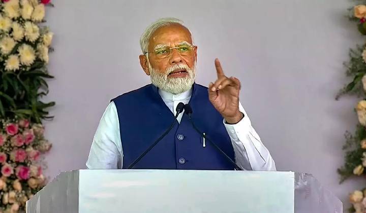 PM Narendra Modi: హవాయ్ చెప్పులేసుకునే వాళ్లు విమానం ఎక్కాలి.. ఖర్గే పేరుకే కాంగ్రెస్ చీఫ్