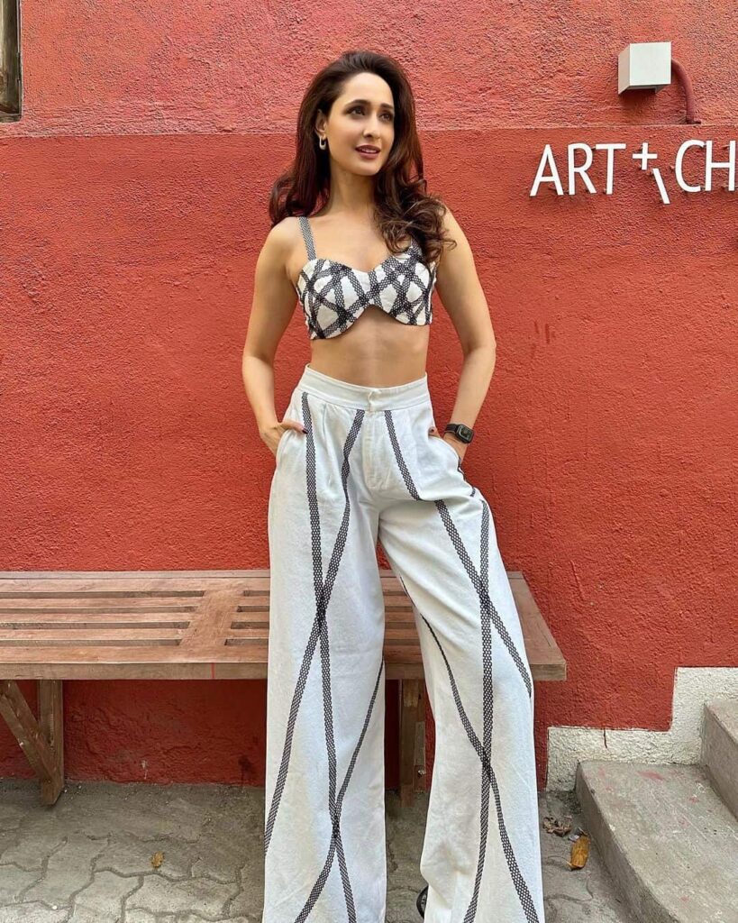 Pragya Jaiswal (7) Min