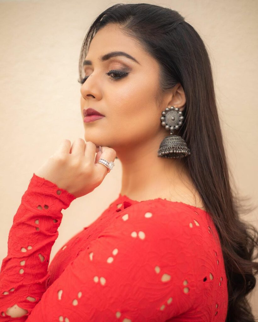 Sreemukhi (14)