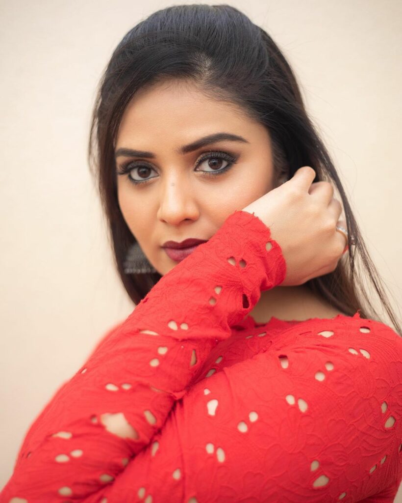 Sreemukhi (16)