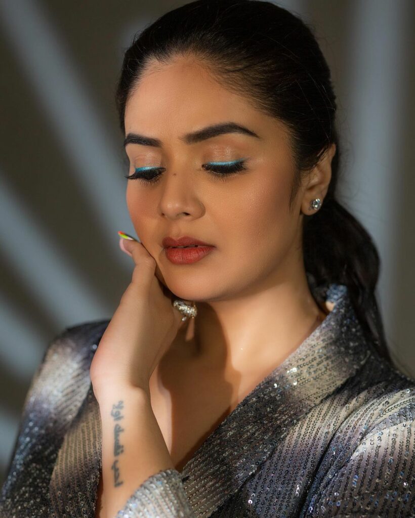 Sreemukhi (3)