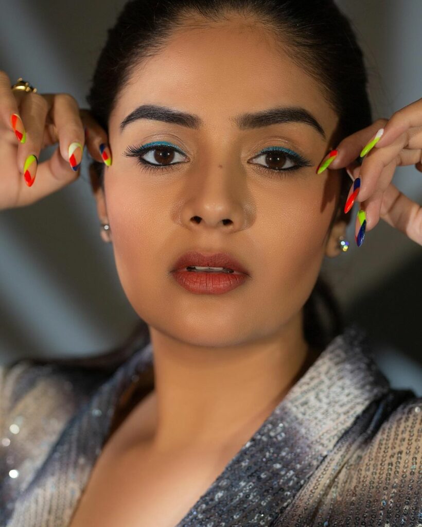 Sreemukhi (6)