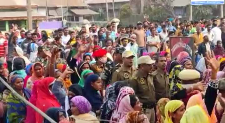 Arrest: భర్తలను అరెస్ట్ చేసిన పోలీసులు.. రోడ్డెక్కిన భార్యలు