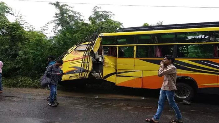 Bus Crashes Tree: చెట్టును ఢీకొట్టిన పెళ్లి బస్సు.. ముగ్గురు మృతి, 50 మందికి గాయాలు